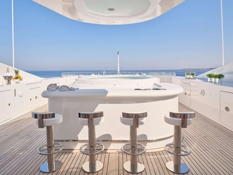 Hire Luxury Yacht Benetti with a boat licence