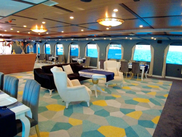 Hire Luxury Yacht Custom with a boat licence