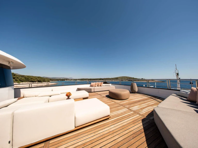 Hire Luxury Yacht Custom with a boat licence