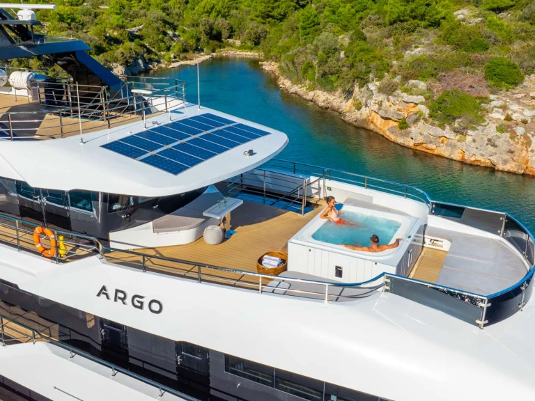 Hire Luxury Yacht Custom with a boat licence