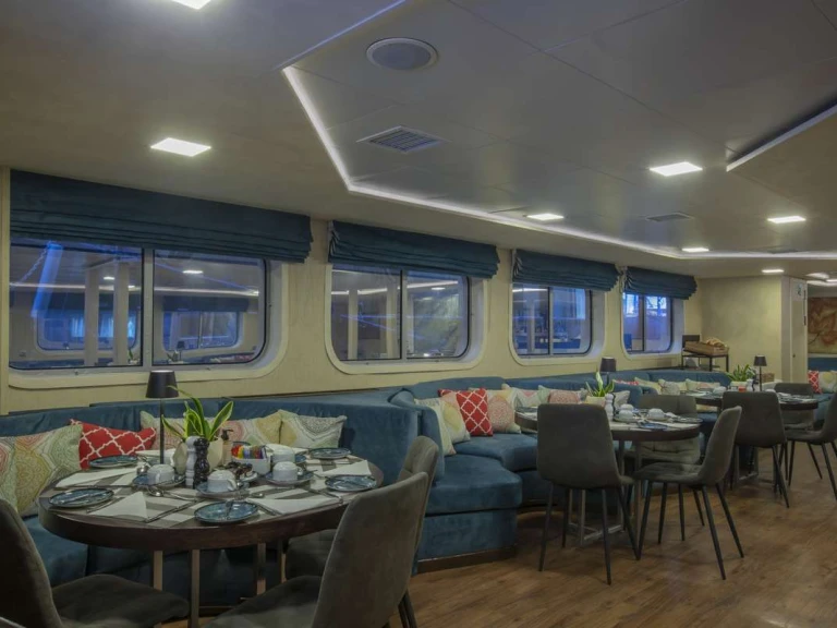 Luxury Yacht hire in Naples - Custom Harmony V