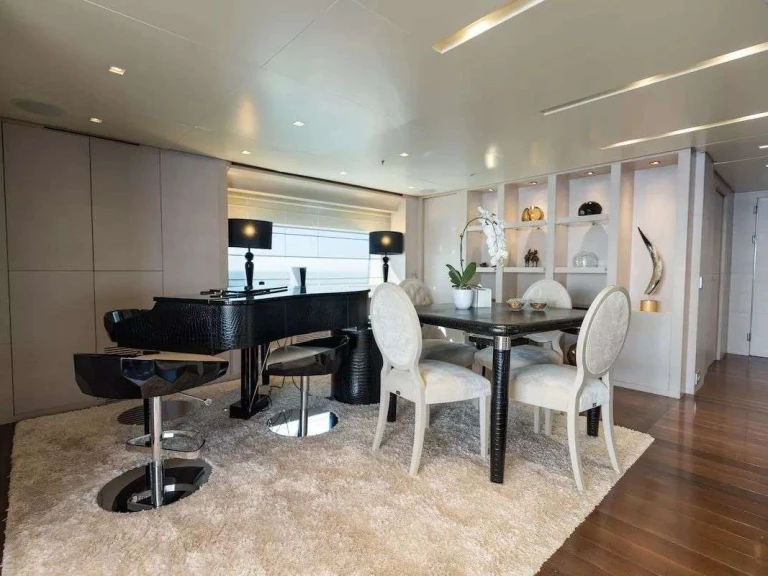 Hire Luxury Yacht Custom with a boat licence