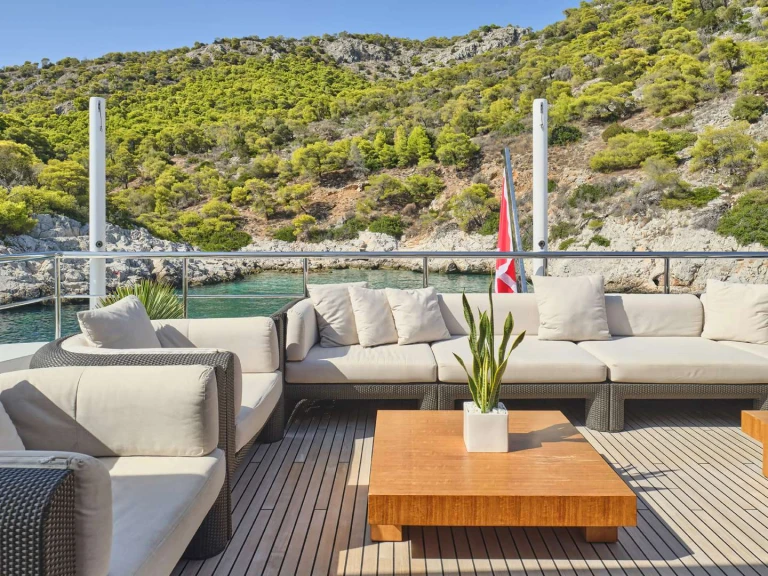 Hire Luxury Yacht Custom with a boat licence