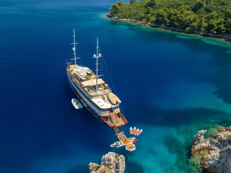 Hire Luxury Yacht Custom with a boat licence