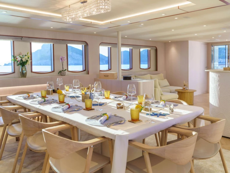 Hire Luxury Yacht Custom with a boat licence