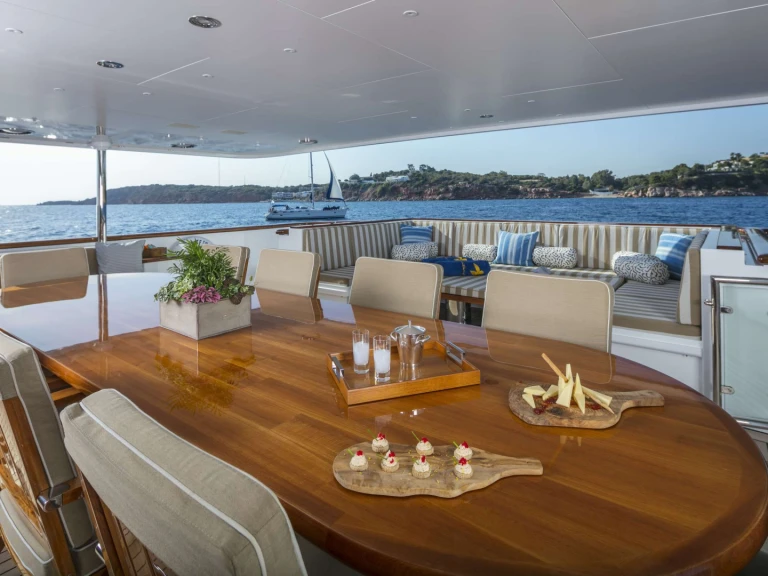 Hire Luxury Yacht Feadship with a boat licence