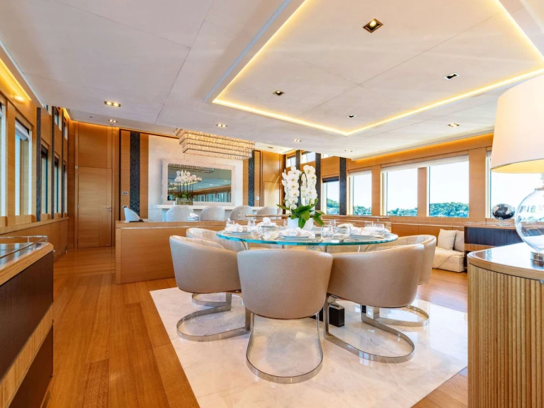Hire Luxury Yacht Palmer Johnson with a boat licence
