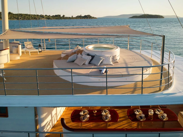 Yacht hire Split cheap Bellezza