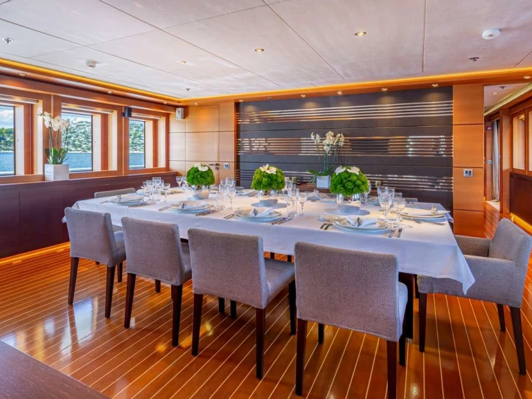 Hire Luxury Yacht Mondomarine with a boat licence