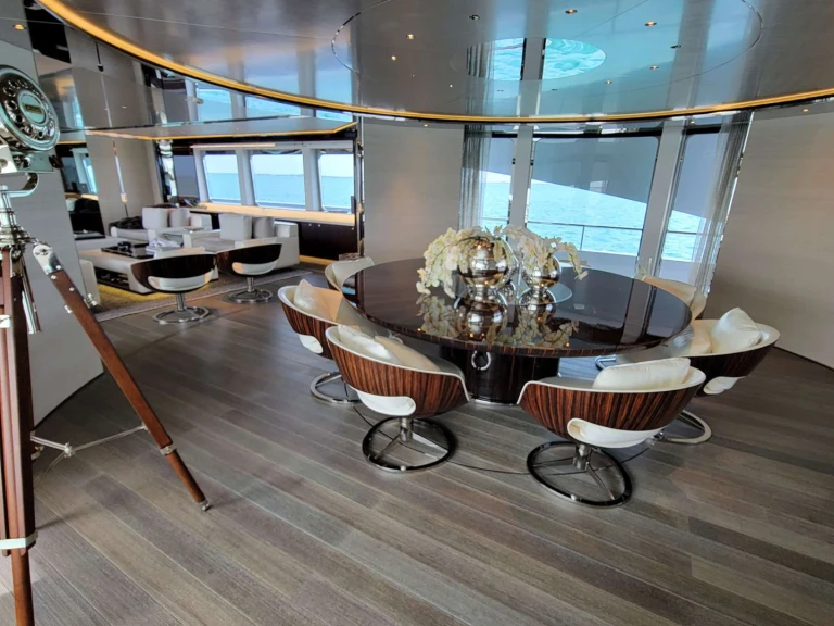 Hire a Heesen KNIGHT Nassau