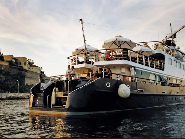 Hire Luxury Yacht Custom with a boat licence
