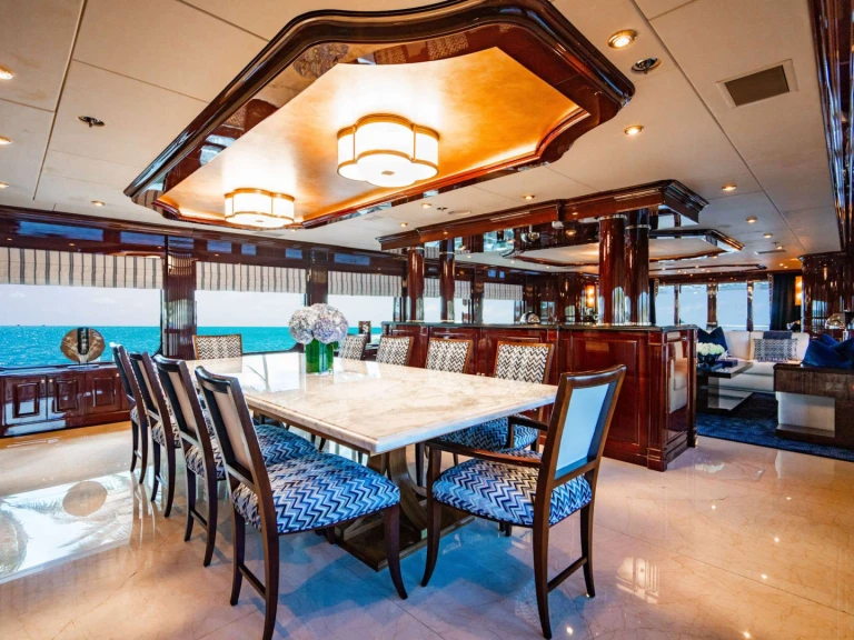 Hire Luxury Yacht Christensen with a boat licence