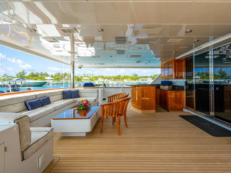 Luxury Yacht to hire Bahamas at the best price