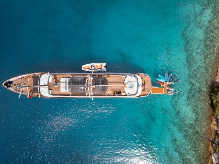 Hire Luxury Yacht Custom with a boat licence