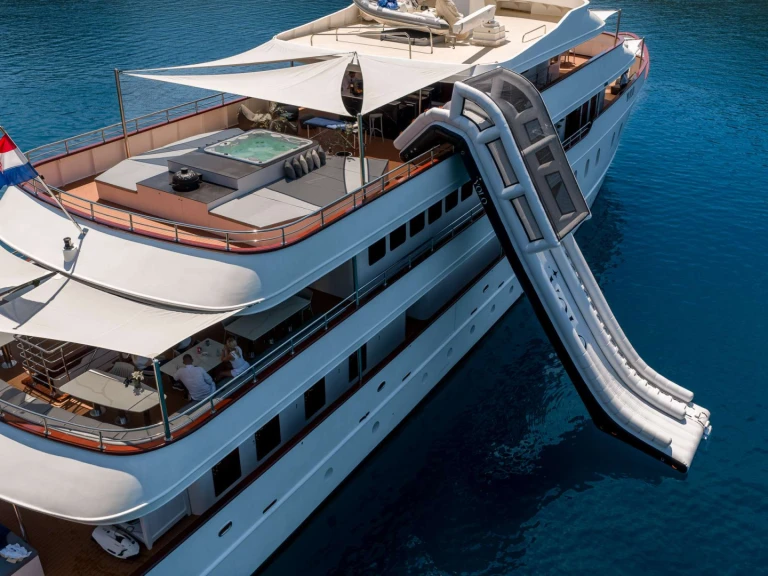 Hire Luxury Yacht Custom with a boat licence