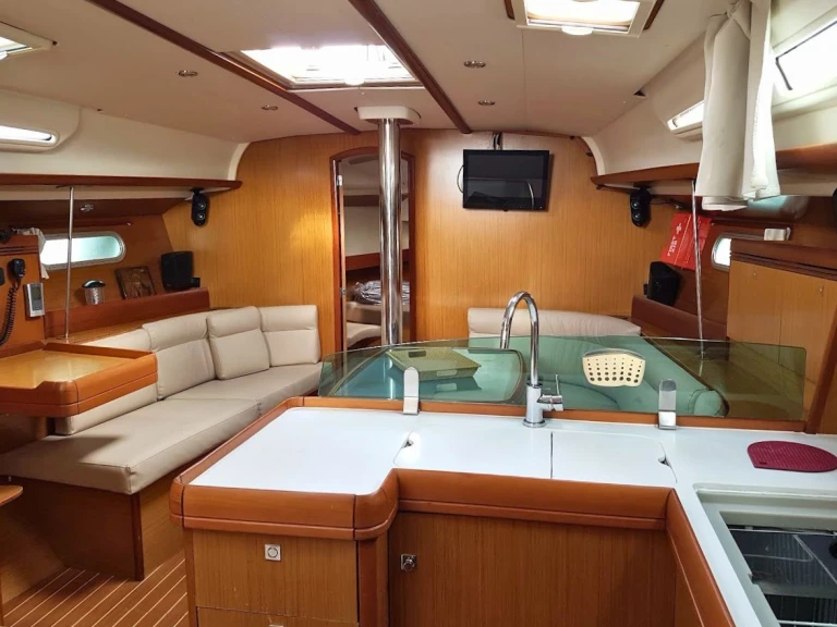 Sailboat to hire Alimos at the best price