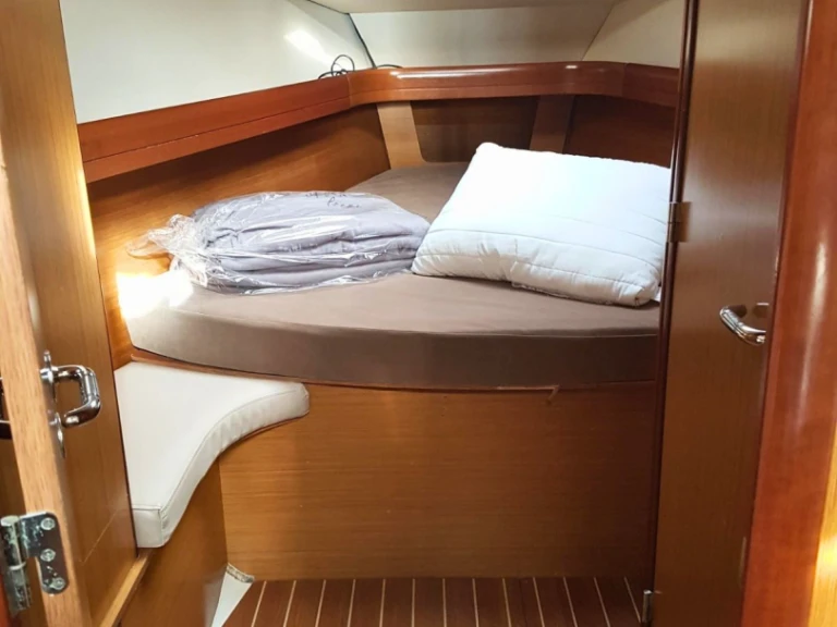 Yacht charter Alimos - Jeanneau Sun Odyssey 42i on SamBoat