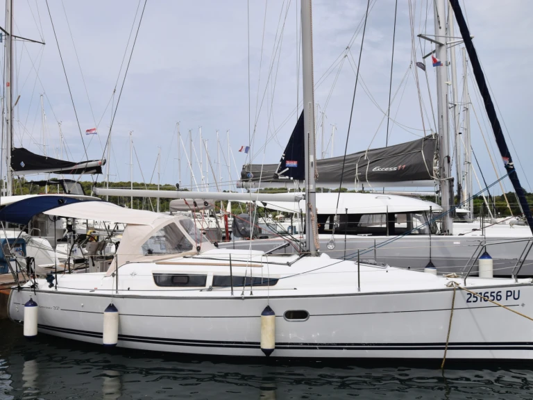Yacht hire Pula cheap Sun Odyssey 32i