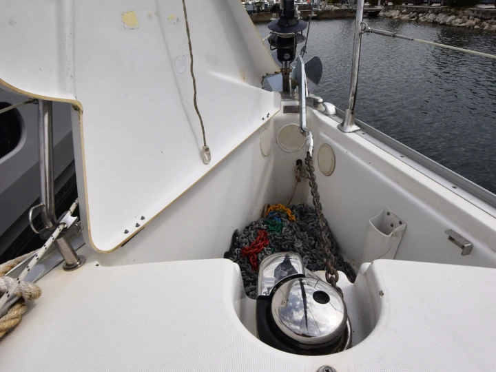 Hire Sailboat Jeanneau with a boat licence