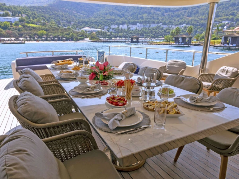 Luxury Yacht hire in Turkey - Custom VETRO