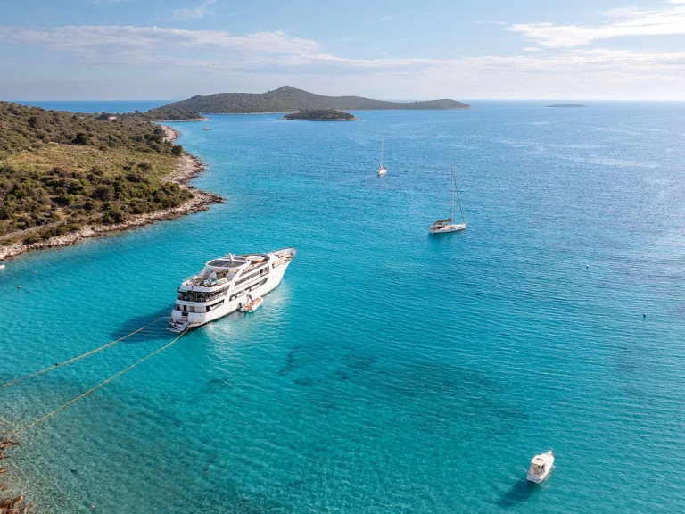 Hire Luxury Yacht Custom with a boat licence