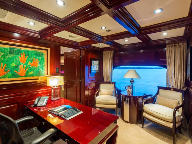 Hire Luxury Yacht Christensen with a boat licence