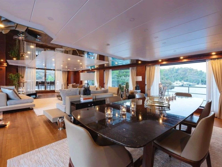 Hire Luxury Yacht Custom with a boat licence