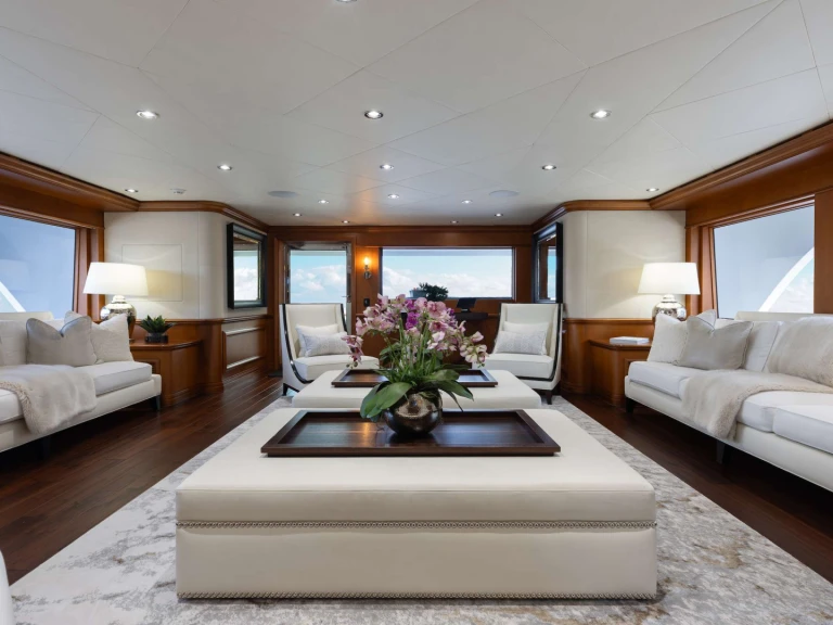 Luxury Yacht to hire Annapolis at the best price