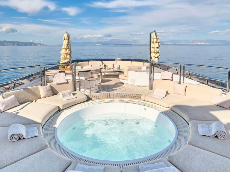 Hire Luxury Yacht Heesen with a boat licence