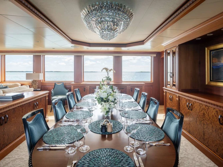 Hire Luxury Yacht Burger with a boat licence