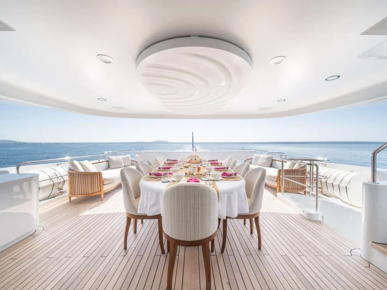 Hire Luxury Yacht CRN Ancona with a boat licence
