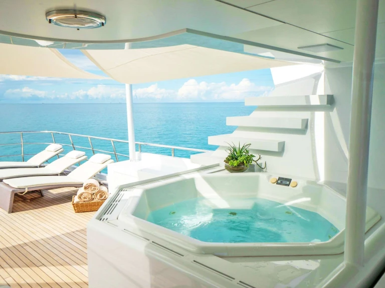 Hire Luxury Yacht Feadship with a boat licence