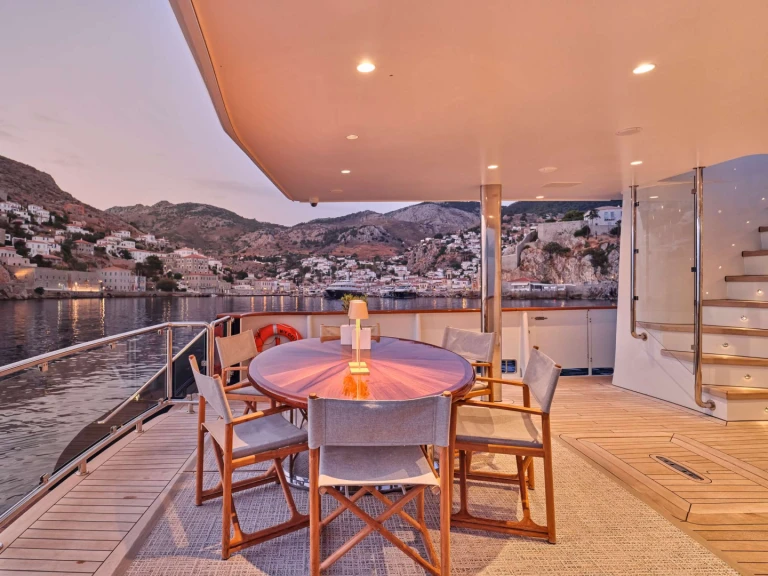 Hire Luxury Yacht Custom Line with a boat licence