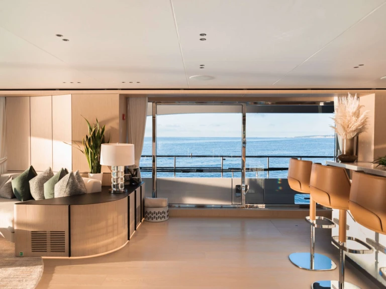Hire Luxury Yacht Benetti with a boat licence