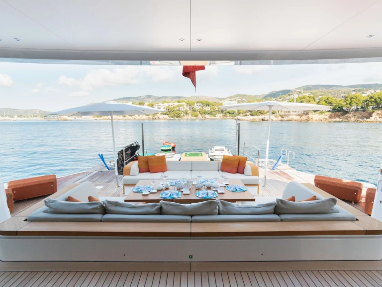 Luxury Yacht to hire Porto Cheli at the best price