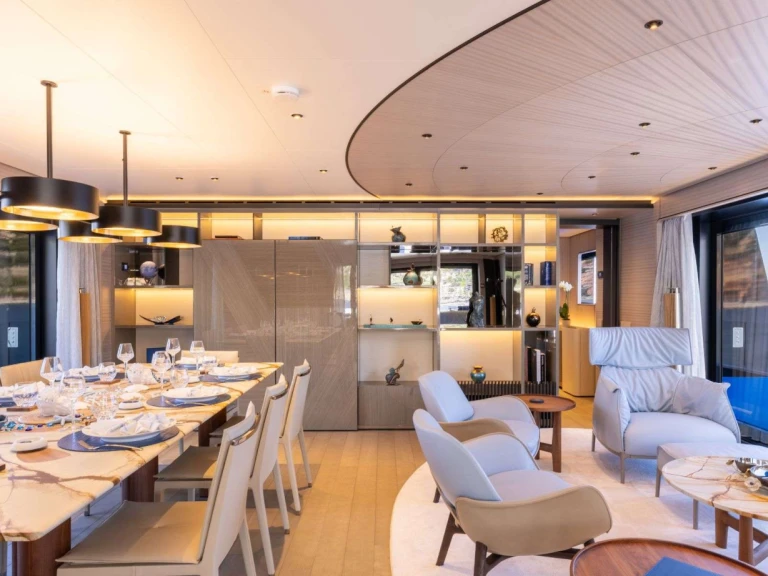 Yacht hire Naples cheap SUI GENERIS