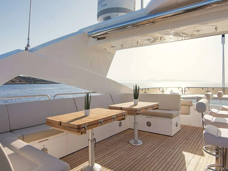Hire Luxury Yacht Sunseeker with a boat licence