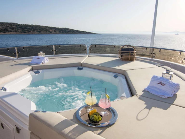 Luxury Yacht to hire Athens at the best price