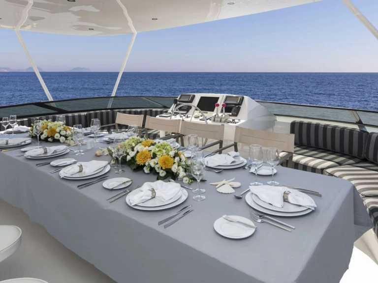 Hire Luxury Yacht Westport with a boat licence