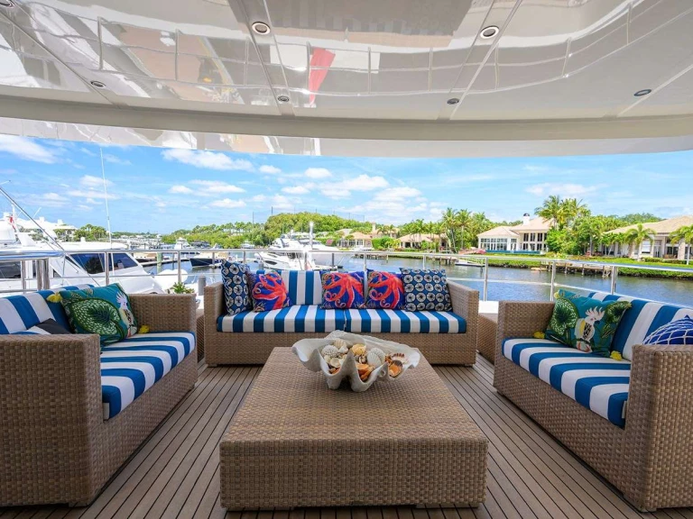 Hire Luxury Yacht IAG with a boat licence