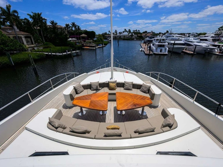 Luxury Yacht to hire Palm Beach at the best price