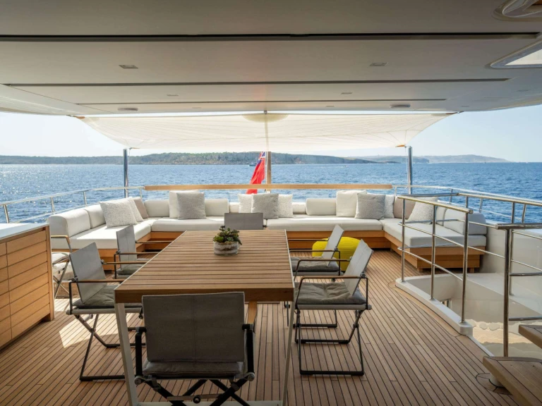 Hire Luxury Yacht San Lorenzo with a boat licence