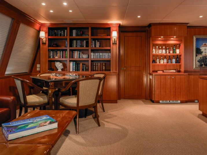 Hire Luxury Yacht Delta Marine with a boat licence