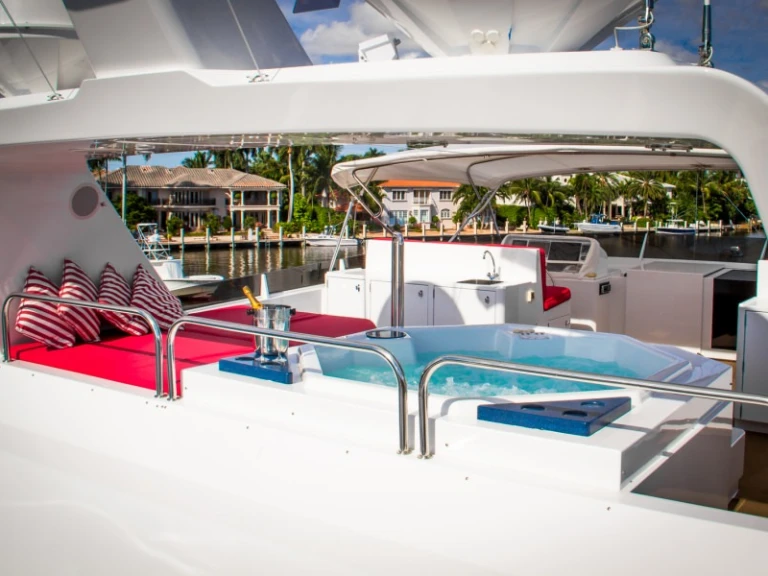 Luxury Yacht to hire Bahamas at the best price