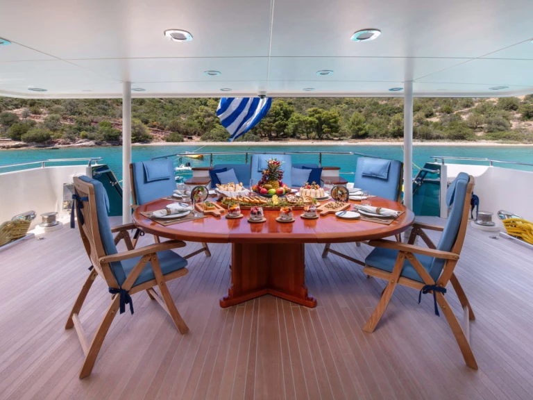 Charter a Heesen MAGIX in Piraeus on Samboat