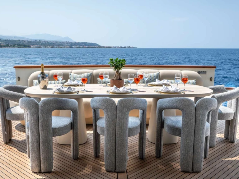 Hire Luxury Yacht Baglietto with a boat licence