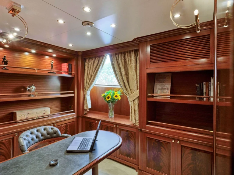 Hire Luxury Yacht Benetti with a boat licence