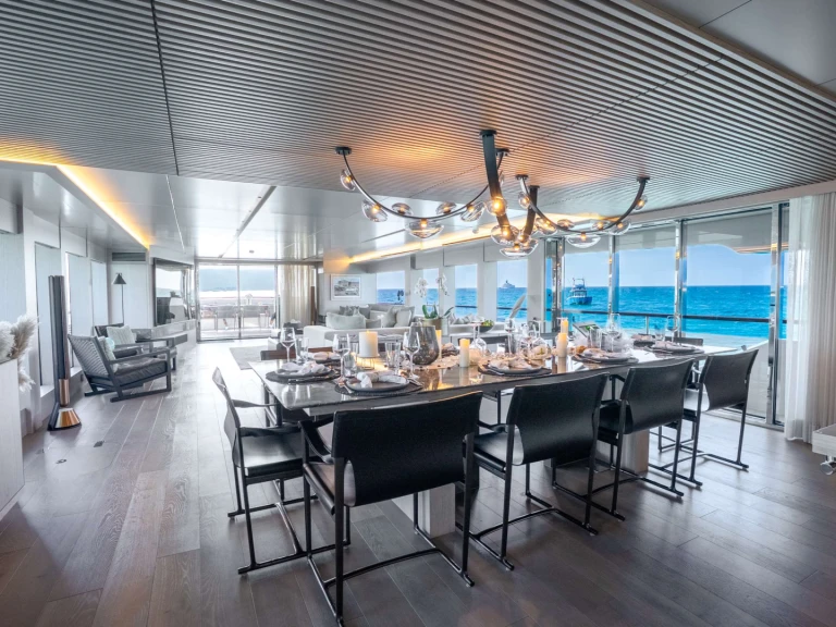 Hire Luxury Yacht Numarine with a boat licence
