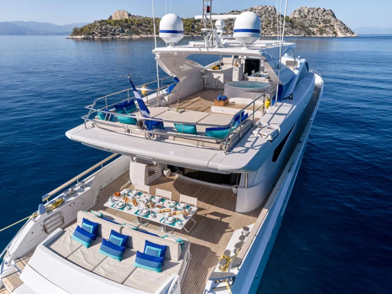 Hire Luxury Yacht Couach with a boat licence