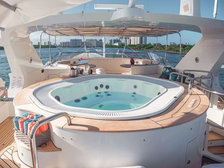 Hire Luxury Yacht with or without skipper Benetti Sint Maarten